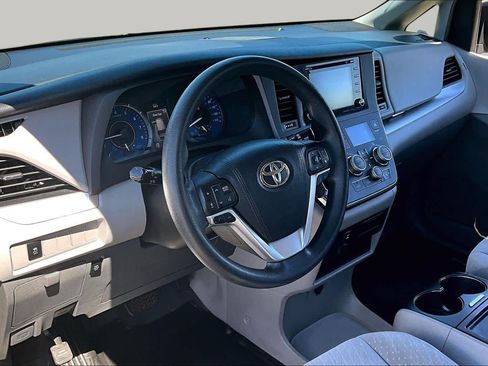 Used 2018 Toyota Sienna LE FWD image 17
