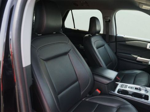 Used 2024 Ford Explorer XLT w/ Equipment Group 202A RWD image 21