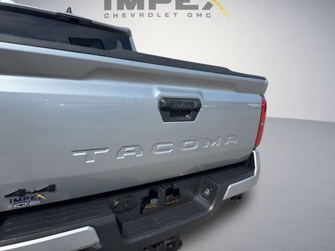 Used 2025 Toyota Tacoma TRD Sport AWD/4WD image 32