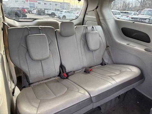 Used 2018 Chrysler Pacifica Touring-L image 12