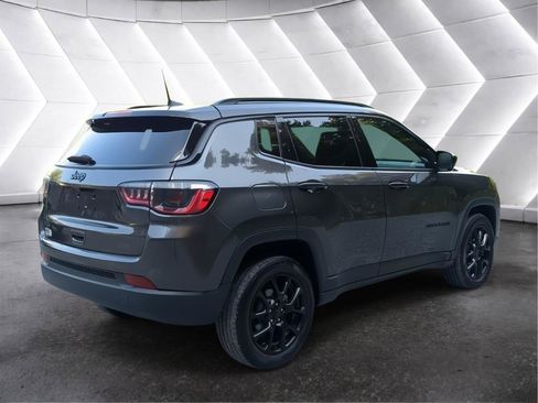 Used 2023 Jeep Compass Latitude AWD/4WD image 3
