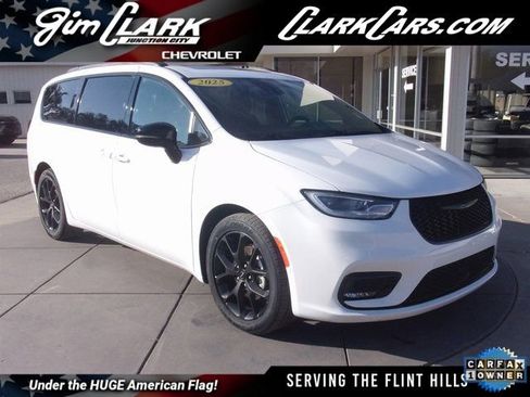 Used 2025 Chrysler Pacifica Limited image 1