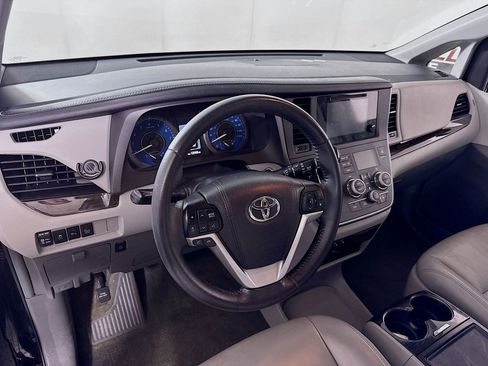 Used 2017 Toyota Sienna XLE Premium image 9