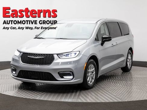 Used 2024 Chrysler Pacifica Touring-L FWD image 1