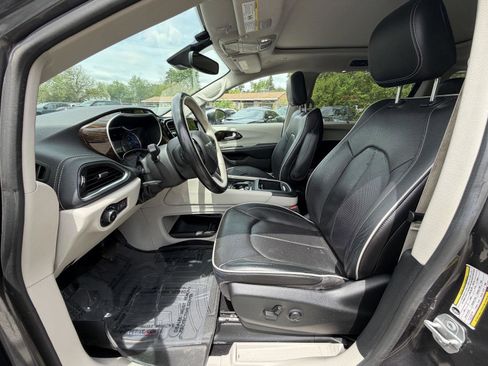 Used 2021 Chrysler Pacifica Limited w/ Premium & Safety Sphere Group FWD image 9