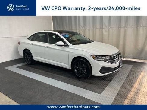 Certified 2023 Volkswagen Jetta SE w/ Panoramic Sunroof Package FWD image 1