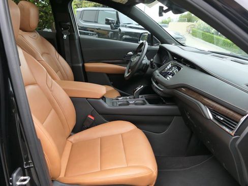 Used 2023 Cadillac XT4 Premium Luxury w/ Technology Package FWD image 25