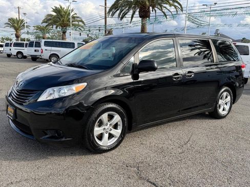 Used 2014 Toyota Sienna L image 12