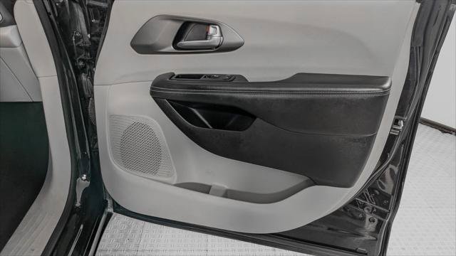Used 2024 Chrysler Pacifica Touring-L FWD image 22