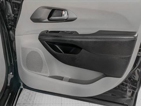 Used 2024 Chrysler Pacifica Touring-L FWD image 22