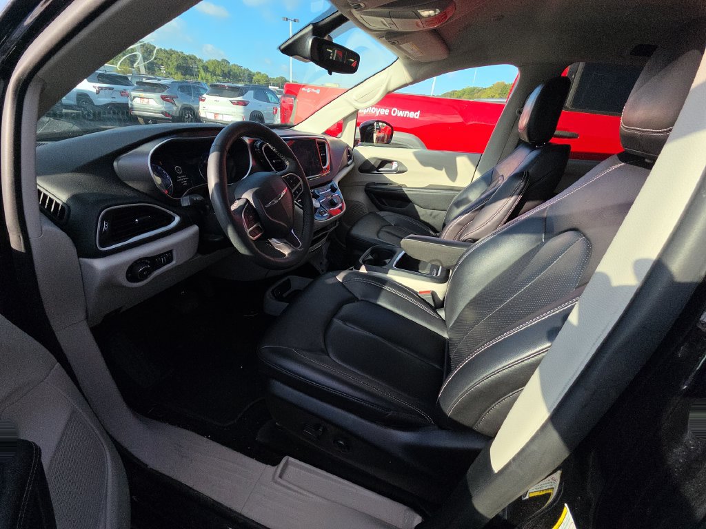 Used 2024 Chrysler Pacifica Touring-L FWD image 8