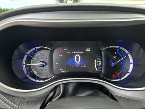 Used 2024 Chrysler Pacifica Limited FWD image 24