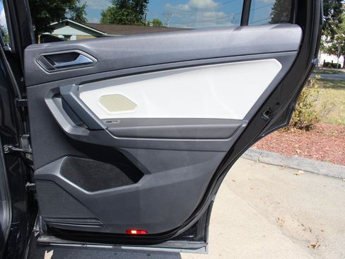 Used 2019 Volkswagen Tiguan SE w/ Panoramic Sunroof Package image 36