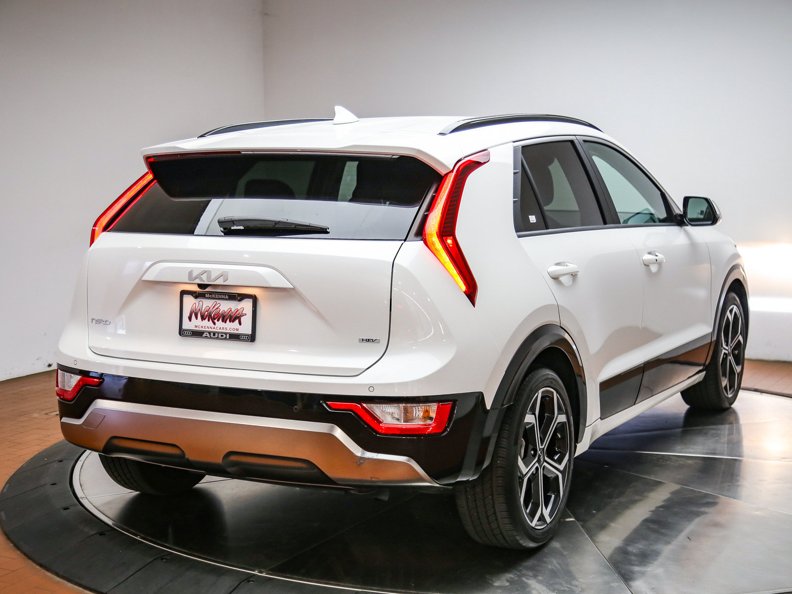 Used 2024 Kia Niro EX Touring FWD image 7