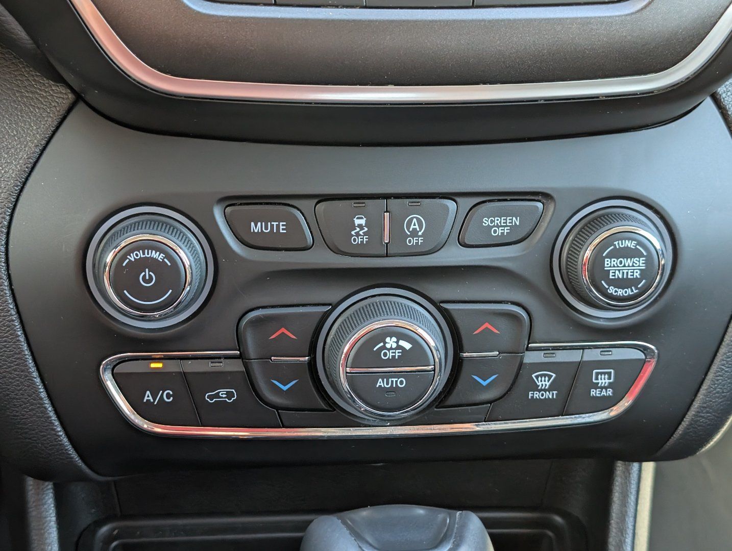 Used 2019 Jeep Cherokee Trailhawk w/ Cold Weather Group AWD/4WD image 17