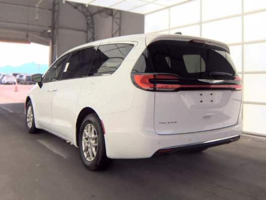 Used 2025 Chrysler Pacifica Select FWD image 2