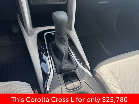Used 2025 Toyota Corolla Cross L image 18