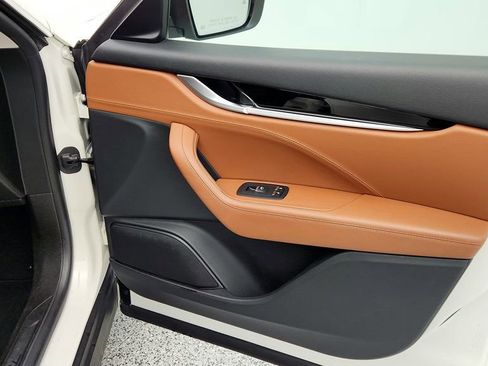 Used 2017 Maserati Levante image 27