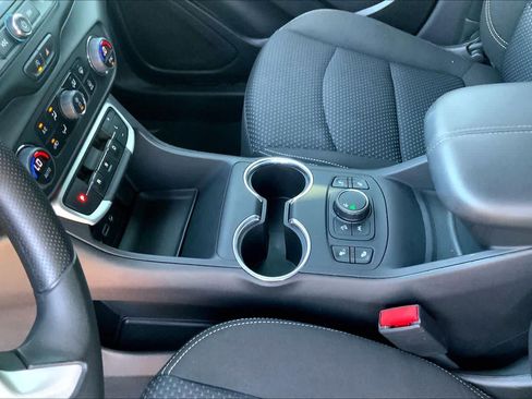 Used 2024 GMC Terrain SLE w/ Driver Convenience Package FWD image 17
