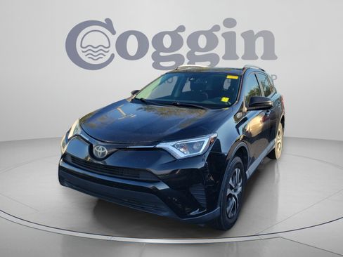 Used 2017 Toyota RAV4 LE FWD image 1