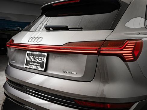 Used 2021 Audi e-tron Premium Plus w/ Premium Plus Package image 18