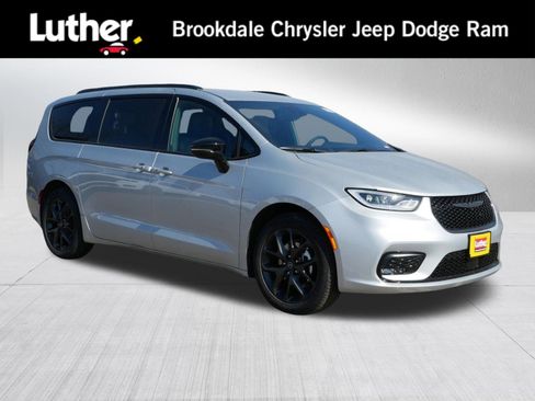 New 2026 Chrysler Pacifica Select image 1