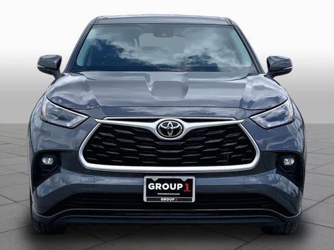 Used 2023 Toyota Highlander LE image 4