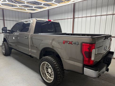 Used 2019 Ford F250 Lariat w/ Lariat Value Package image 3