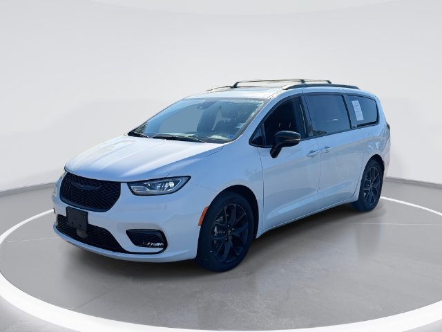 Used 2025 Chrysler Pacifica Limited FWD image 1