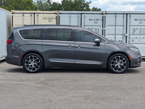 Used 2022 Chrysler Pacifica Limited image 3