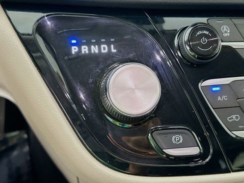 Certified 2023 Chrysler Pacifica Touring-L FWD image 25