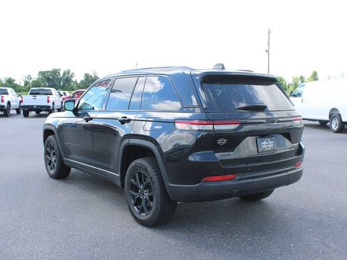 Used 2024 Jeep Grand Cherokee Altitude AWD/4WD image 7