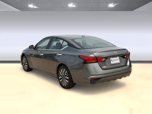 Used 2025 Nissan Altima 2.5 SV FWD image 3
