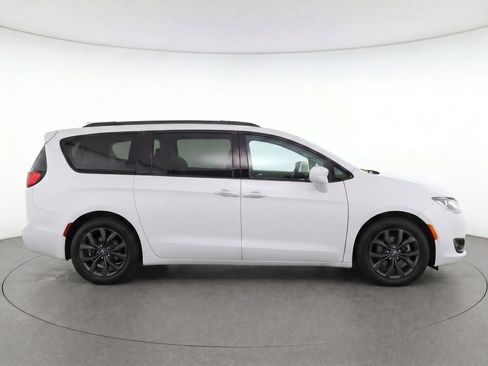 Used 2023 Chrysler Pacifica Limited w/ Uconnect Theater Family Group FWD image 8