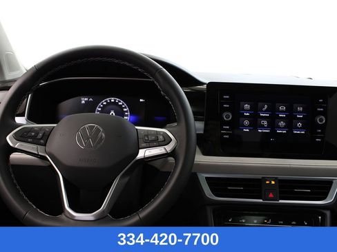 Certified 2025 Volkswagen Taos SE w/ Panoramic Sunroof Package image 9