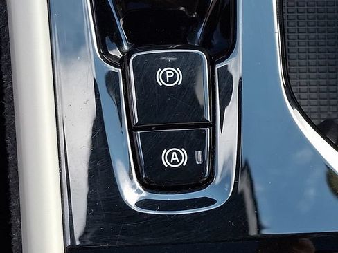 Certified 2024 Volvo XC40 B5 Plus w/ Protection Package Premier AWD/4WD image 29