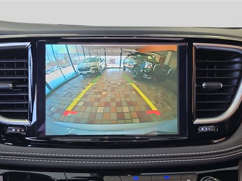 Used 2026 Chrysler Pacifica Limited image 19