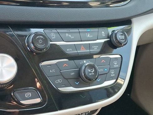 Used 2023 Chrysler Pacifica Touring-L FWD image 16