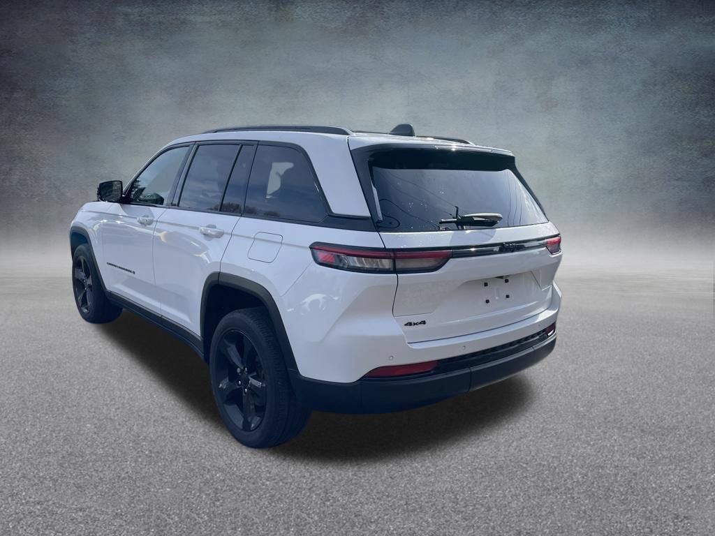 Used 2023 Jeep Grand Cherokee Altitude AWD/4WD image 6