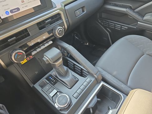 Used 2024 Toyota Tacoma SR5 w/ SR5 Upgrade Package AWD/4WD image 25
