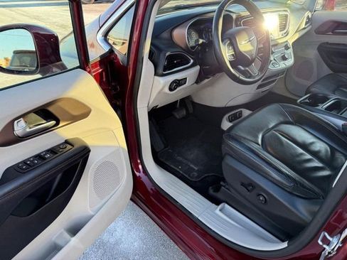 Used 2018 Chrysler Pacifica Touring-L w/ Advanced Safetytec Group image 17