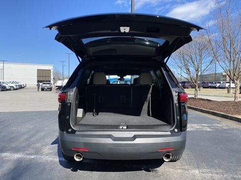 Used 2023 Chevrolet Traverse LS image 11