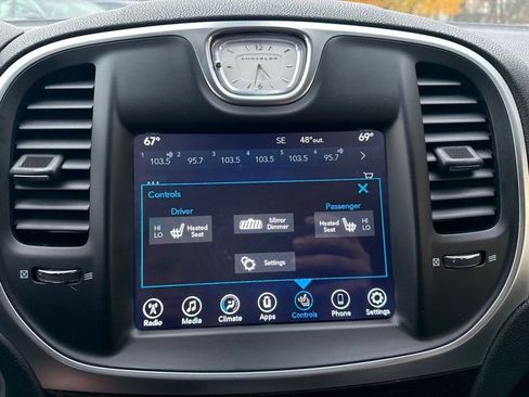 Used 2017 Chrysler 300 Limited image 26