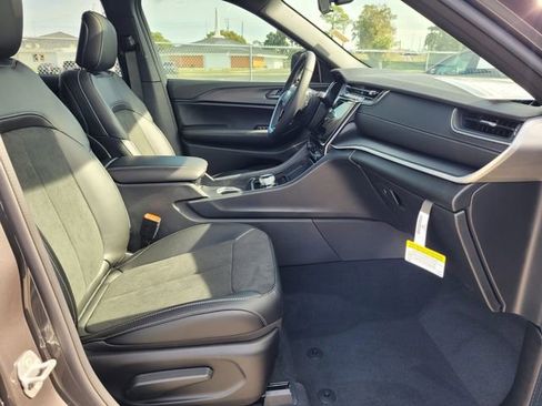 New 2025 Jeep Grand Cherokee L Altitude image 17