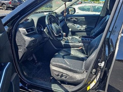 Used 2022 Toyota Highlander XLE AWD/4WD image 2