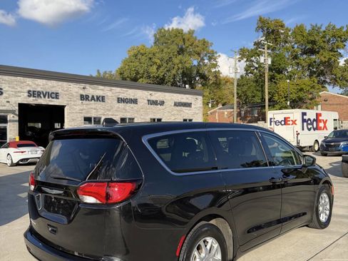 Used 2023 Chrysler Voyager LX image 9