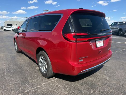 Used 2024 Chrysler Pacifica Limited AWD/4WD image 7