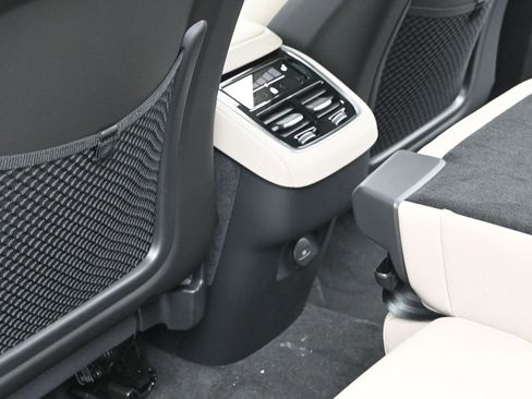 New 2026 Volvo XC90 B6 Plus w/ Protection Package Premier image 30