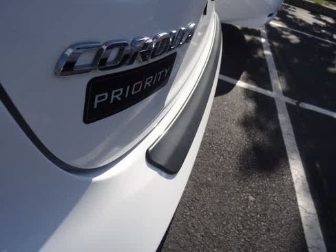 Used 2023 Toyota Corolla SE w/ SE Package FWD image 9