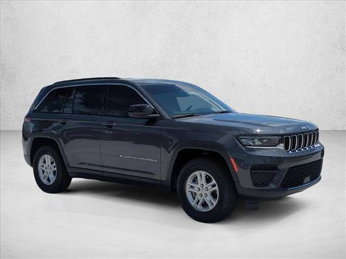 Used 2025 Jeep Grand Cherokee Laredo w/ Luxury Tech Group I RWD image 3